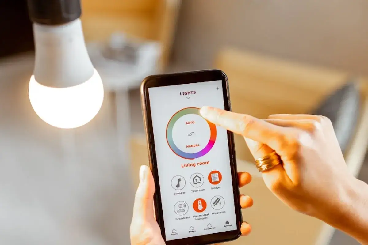 Sterowanie oświetleniem LED przez telefon. Aplikacja pokazuje jak podłączyć ledy z telefonem, wybierając tryb auto lub manualny dla salonu.