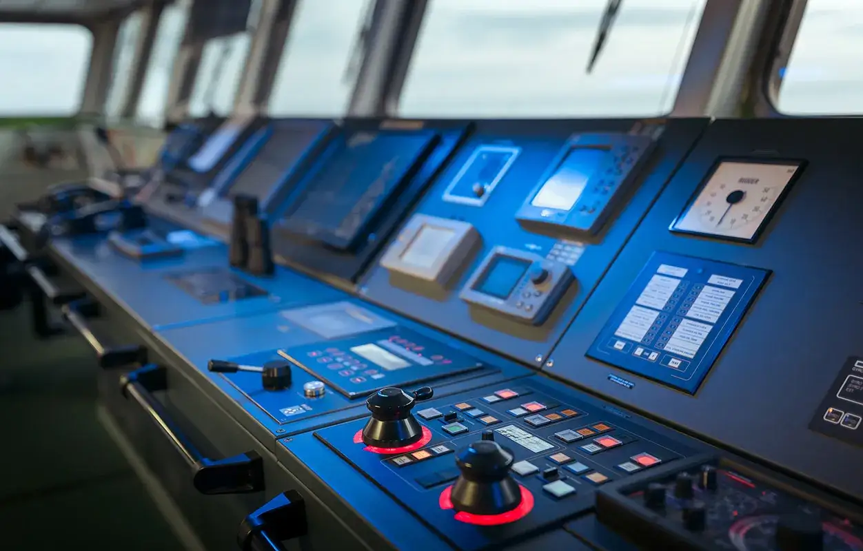 La plancia nave da crociera, con i suoi schermi luminosi e comandi, pronta a guidare la nave verso nuove avventure.