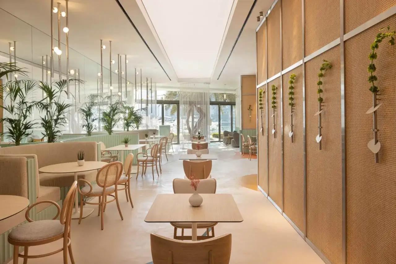 Helles, modernes Interieur mit vielen Pflanzen. Ideal f&uuml;r glutenfreie Restaurants, die eine entspannte Atmosph&auml;re bieten.