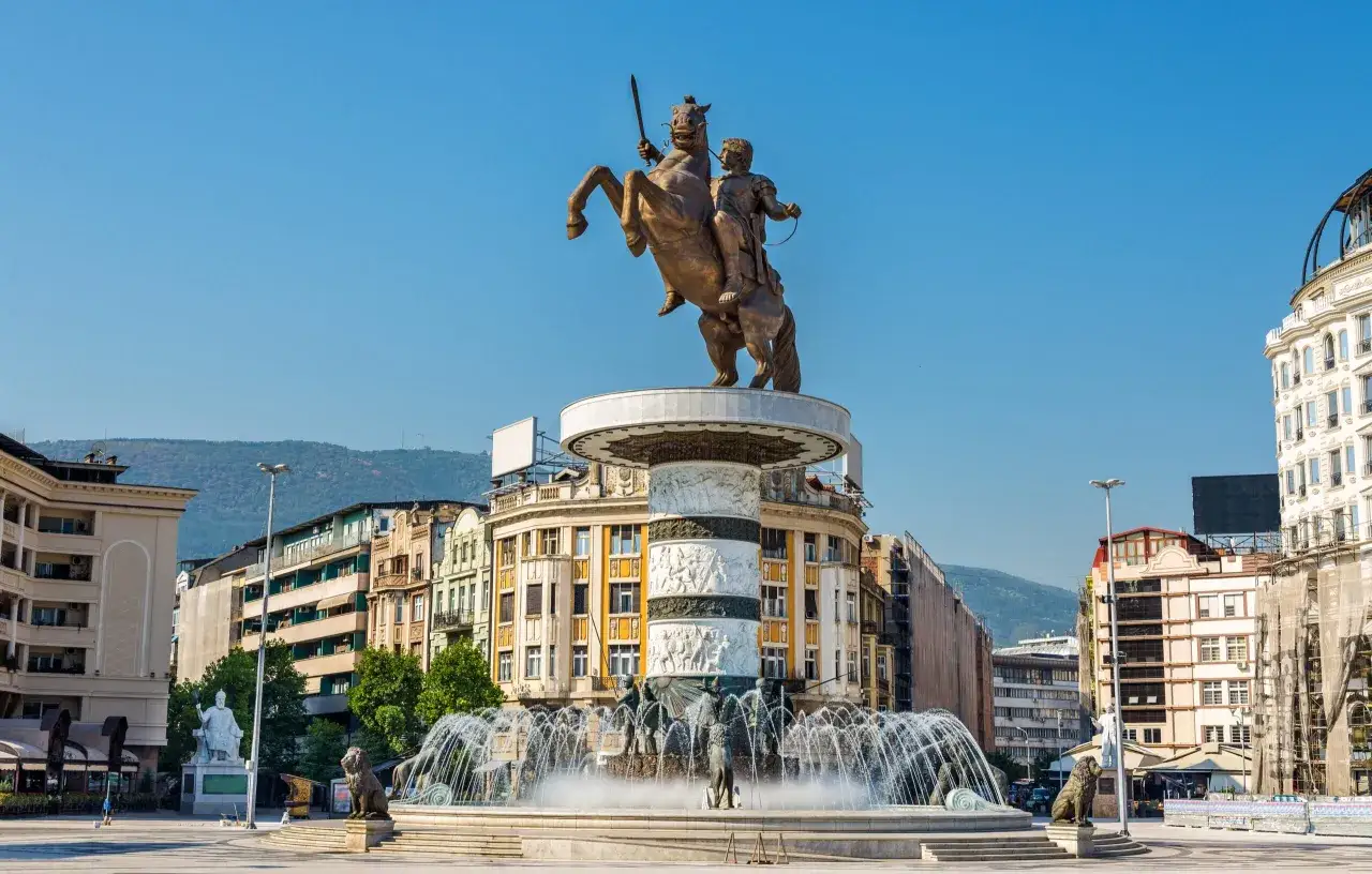 Pomnik Wojownika na koniu w centrum Skopje, stolicy Macedonii, góruje nad fontanną.