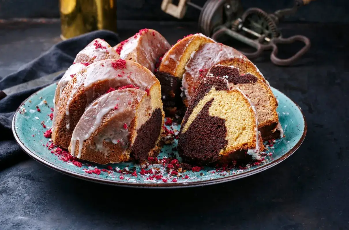 Wilgotna babka marmurkowa z lukrem i malinami. Idealna na babka gotowana wilgotna przepis.