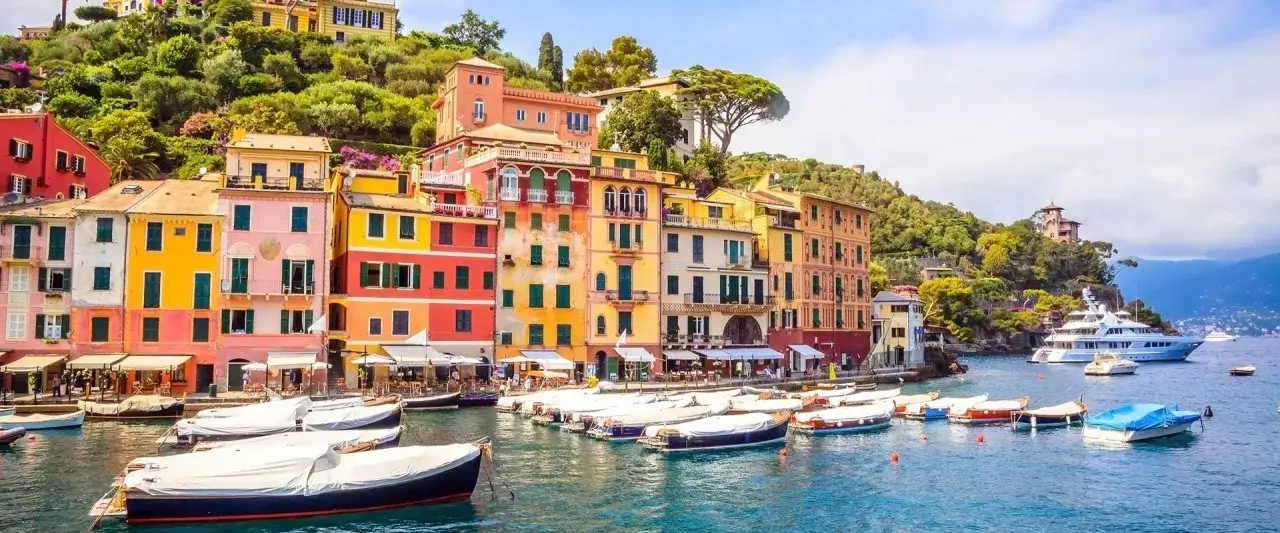 Portofino, Ligurie : maisons colorées, bateaux amarrés et yachts de luxe. Un rêve pour des vacances inoubliables.