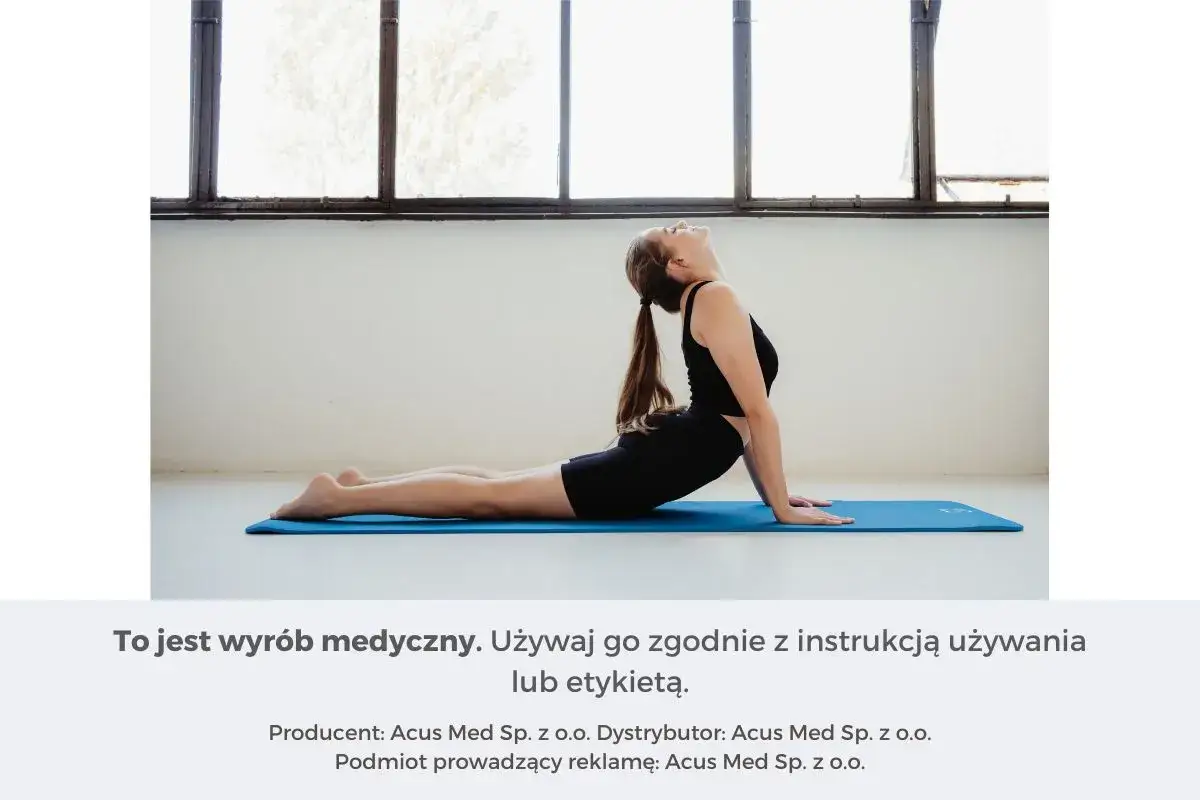 Kobieta wykonuje ćwiczenie cobra, pogłębiając rozciąganie plec&oacute;w na macie.