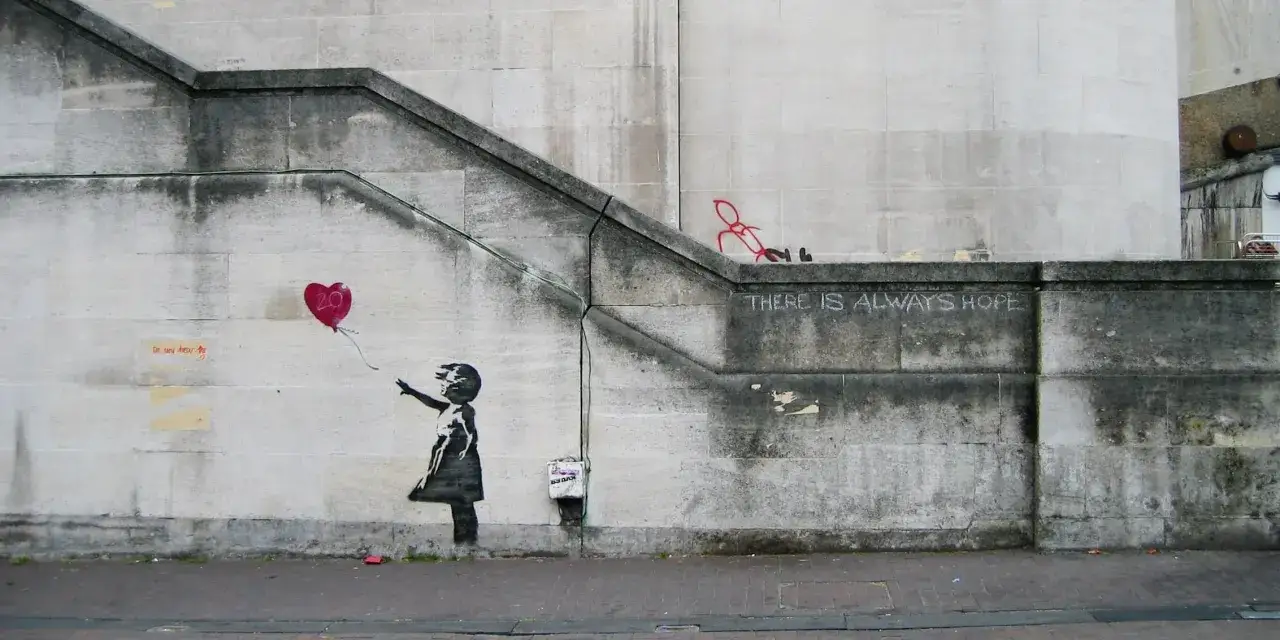 El artista an&oacute;nimo, con su ic&oacute;nica silueta de ni&ntilde;a, deja un globo en forma de coraz&oacute;n y la frase 