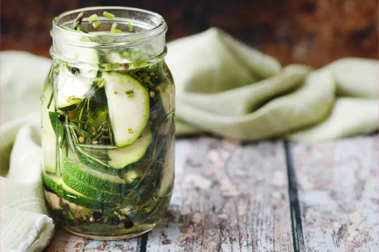 Ein Glas eingelegte Zucchini mit Kr&auml;utern und Gew&uuml;rzen, bereit zum Genie&szlig;en.