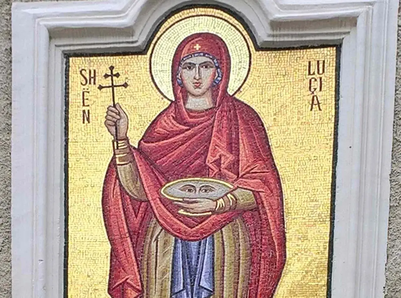 Mosaik der Heiligen Lucia von Syrakus mit Kreuz und Augen auf einer Schale.