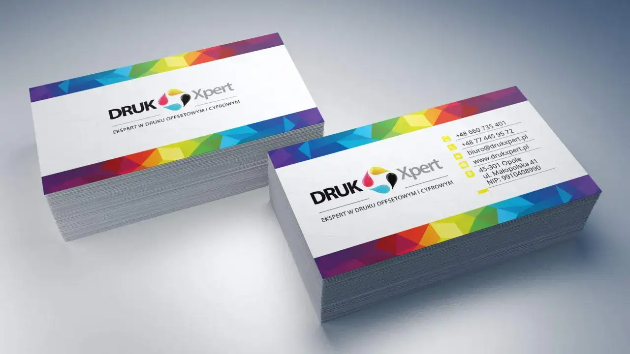 Przykładowa wizytówka firmy Druk Xpert z kolorowym, geometrycznym wzorem. Zawiera dane kontaktowe i logo.