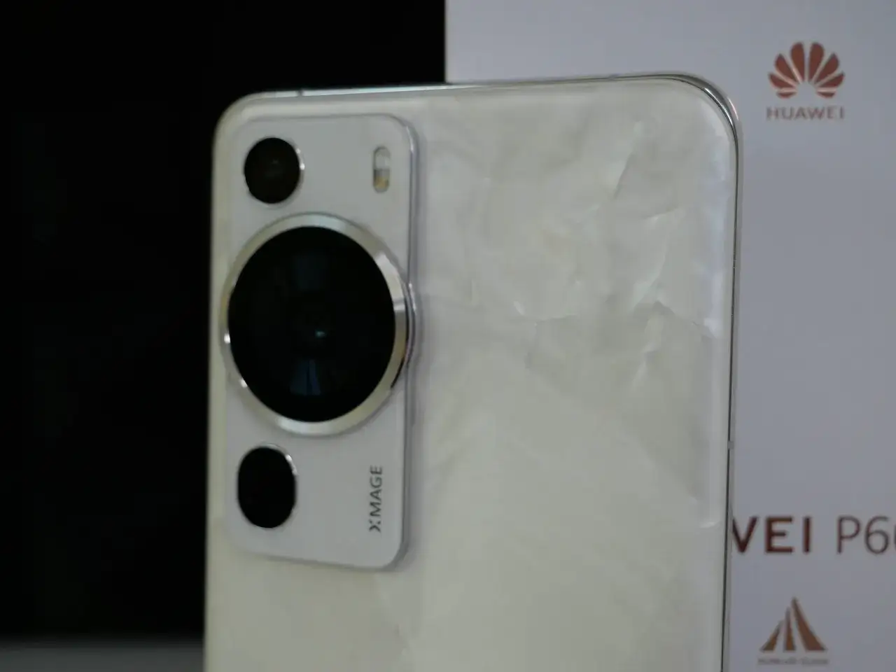 Biały Huawei P60 z modułem aparatów Xmage, który może zapewnić wysokie miejsca w rankingu aparatów w telefonach.