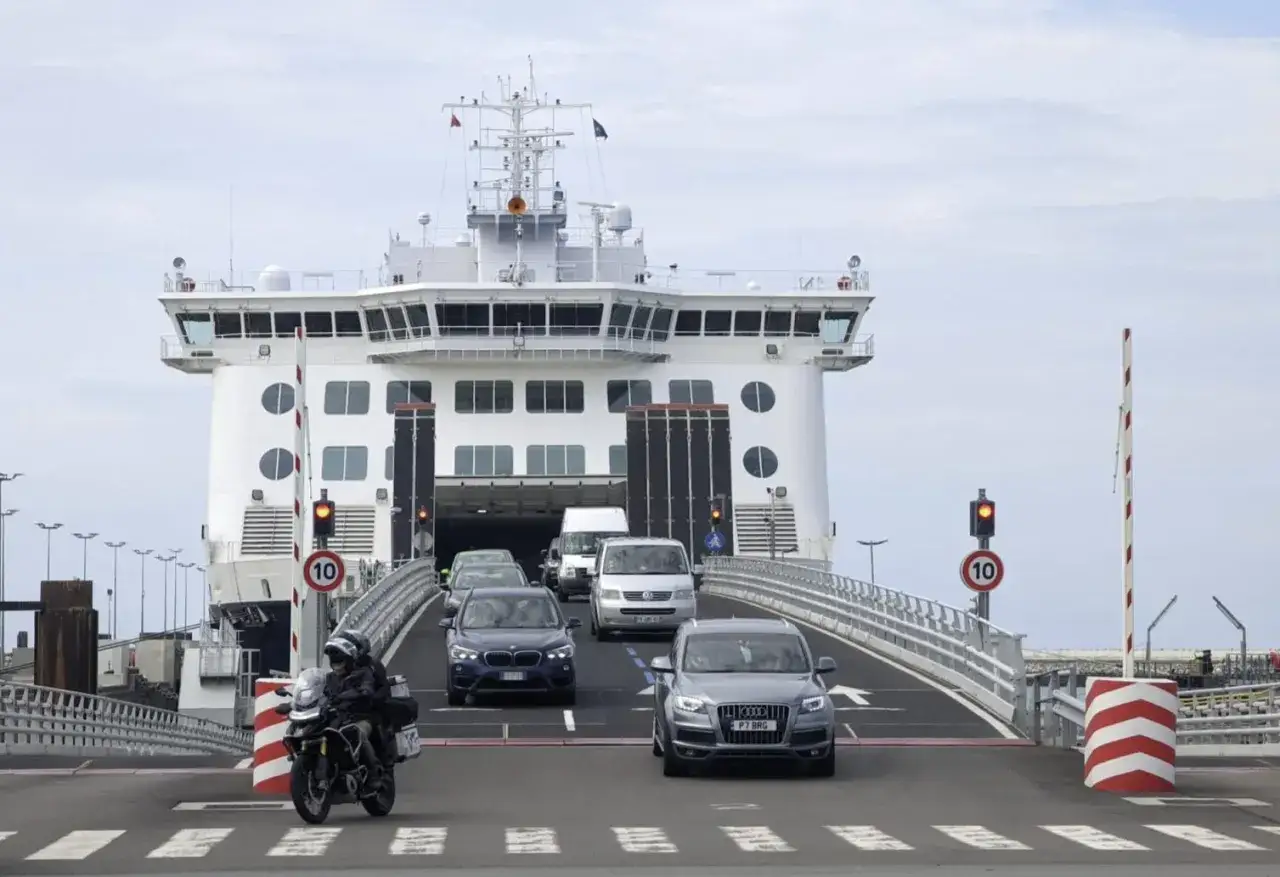 Samochody i motocykl czekają na wjazd na prom do Anglii. Zastanawiasz się, ile kosztuje prom do Anglii?