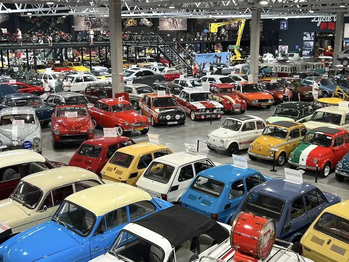 W muzeum motoryzacji Oława zobaczysz kolekcję klasycznych aut, od Fiatów 126p po zabytkowe Fiaty 500.