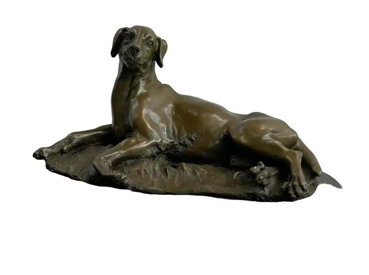 Sculpture en bronze d'un chien couché, une des œuvres d'art de Antoine-Louis Barye, capturant la noblesse canine.