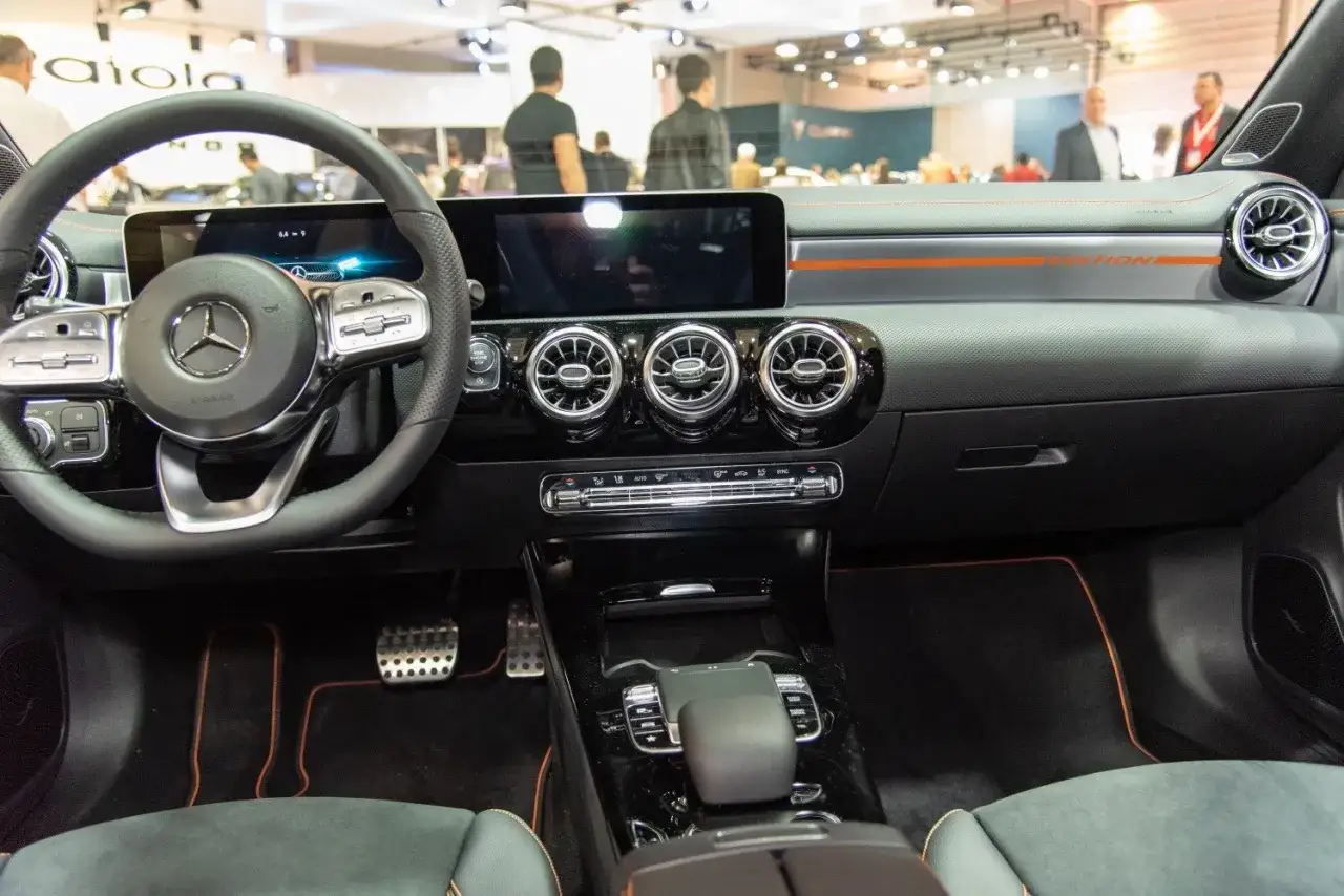Wnętrze Mercedes CLA Edition z nowoczesną deską rozdzielczą, ekranem multimedialnym i sportową kierownicą.