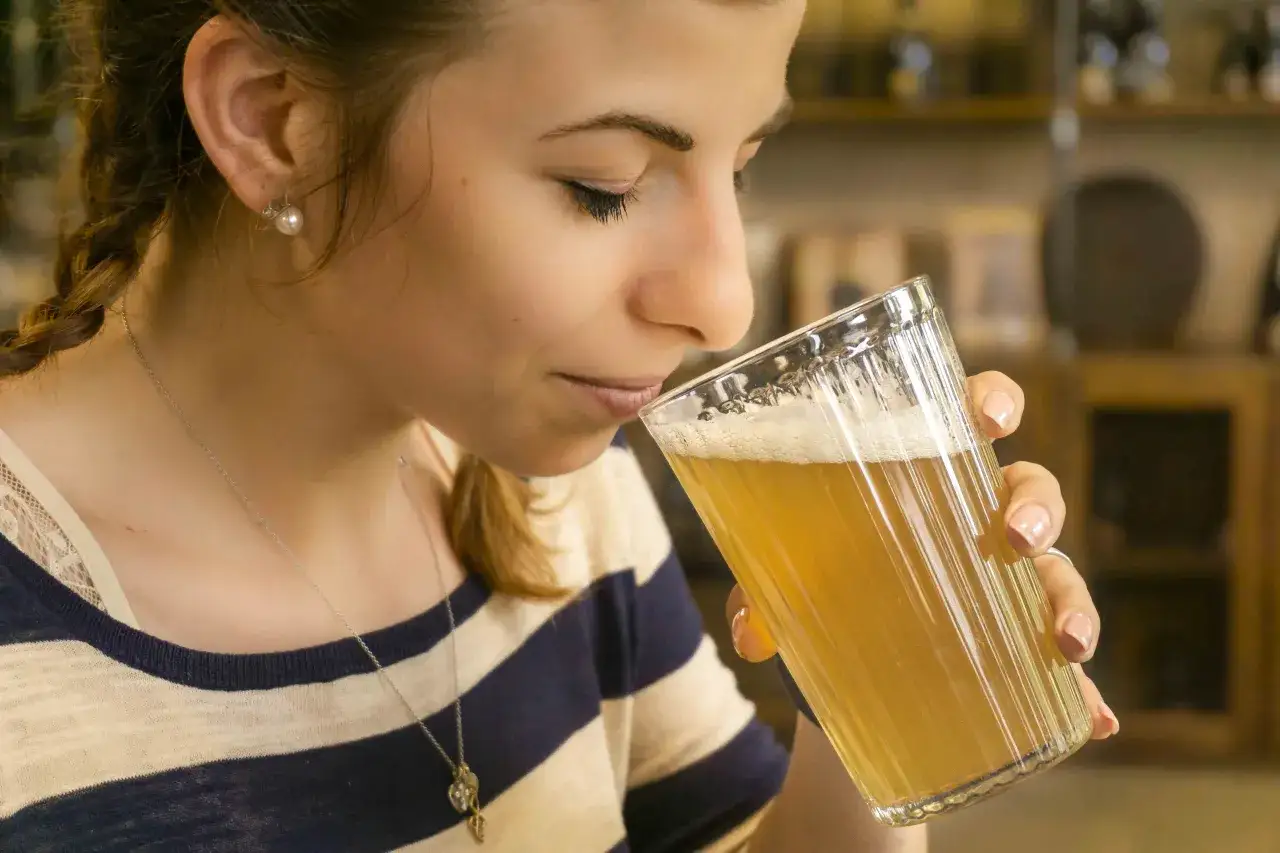 Ragazza annusa una birra blanche, apprezzandone le caratteristiche aromatiche.