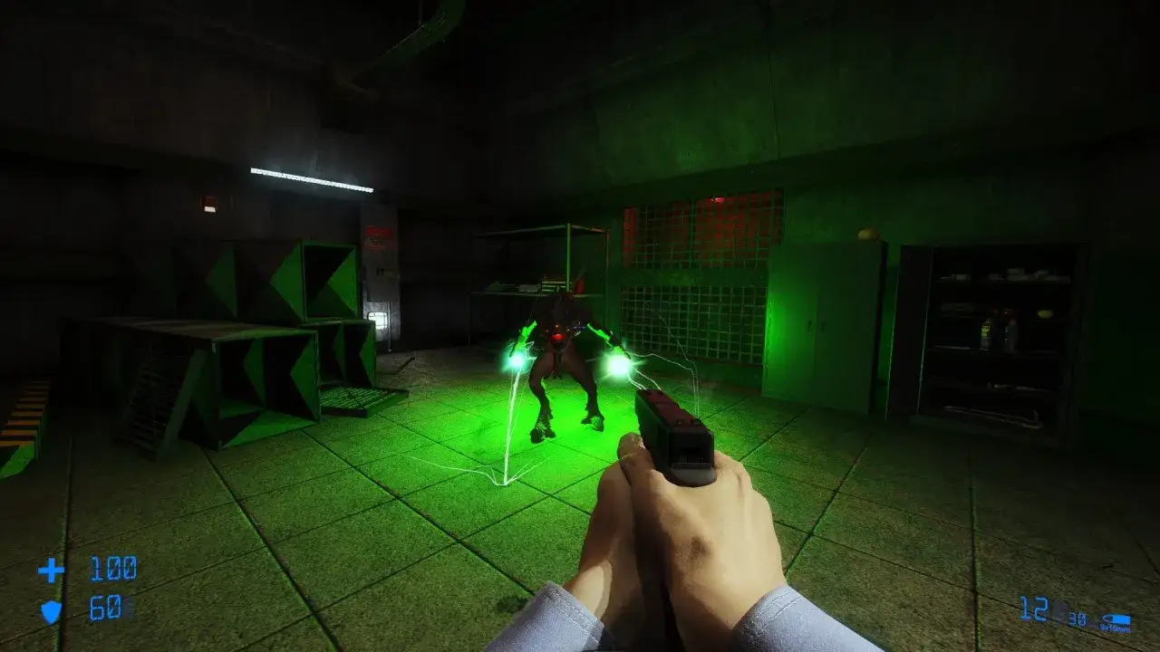 Gracz z pistoletem mierzy w potwora emitującego zielone światło w mrocznym korytarzu Black Mesa. To scena z gry Black Mesa Blue Shift.