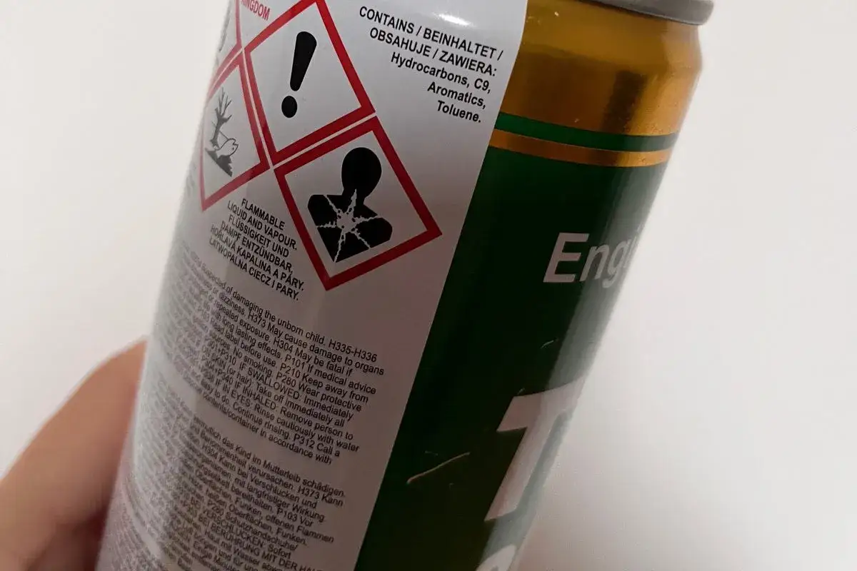 Płukanka silnika TEC2000. Opis zawiera ostrzeżenia o łatwopalności i szkodliwości.