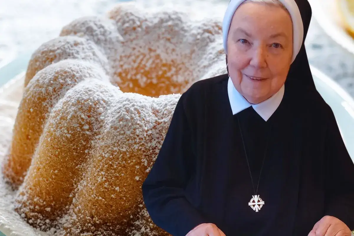Uśmiechnięta siostra prezentuje babkę orzechową siostry Anastazji, obficie posypaną cukrem pudrem.