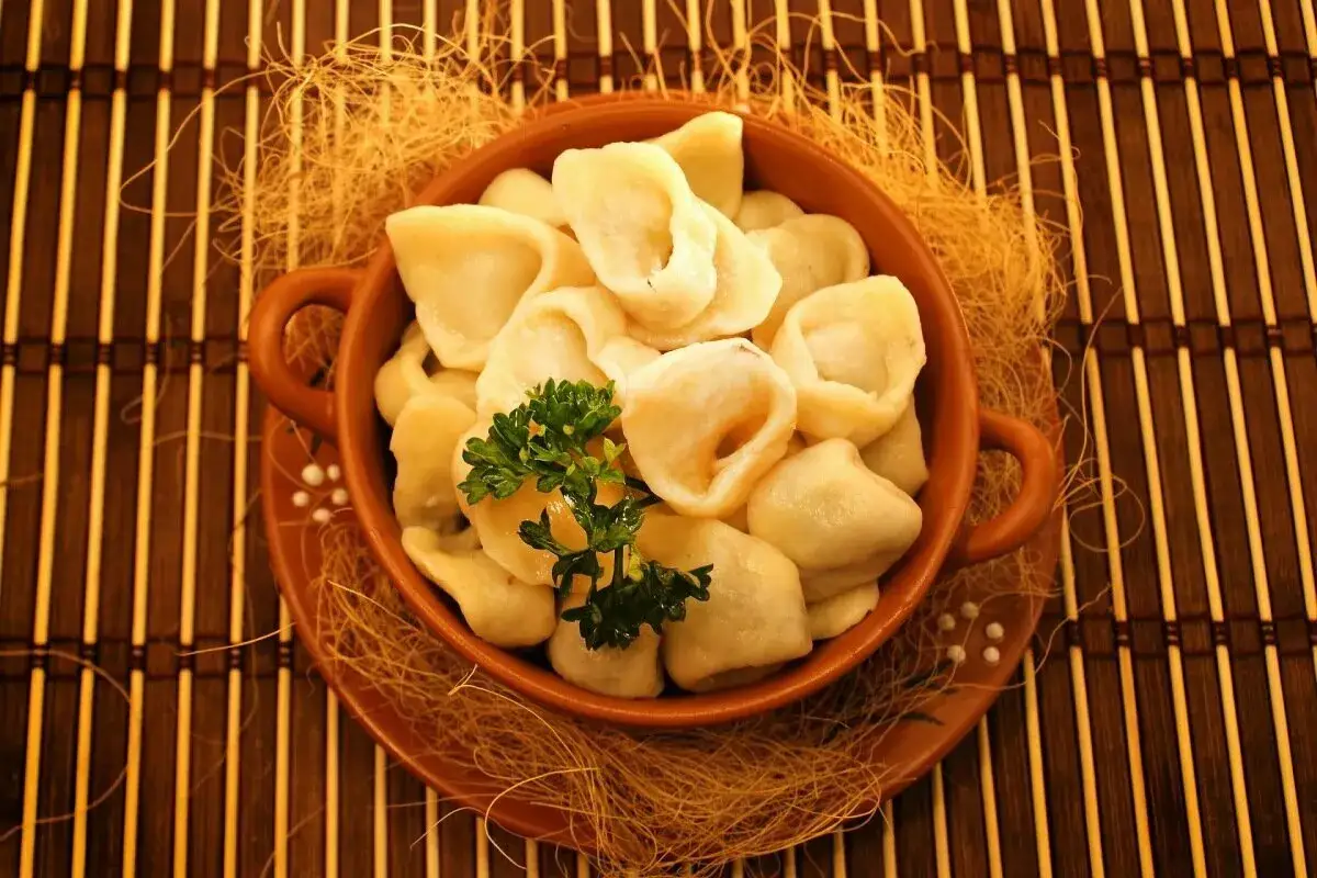 Pyszne, domowe pierogi, kt&oacute;re zachwycą każdego. Dowiedz się, jak gotować pierogi, by były idealne!