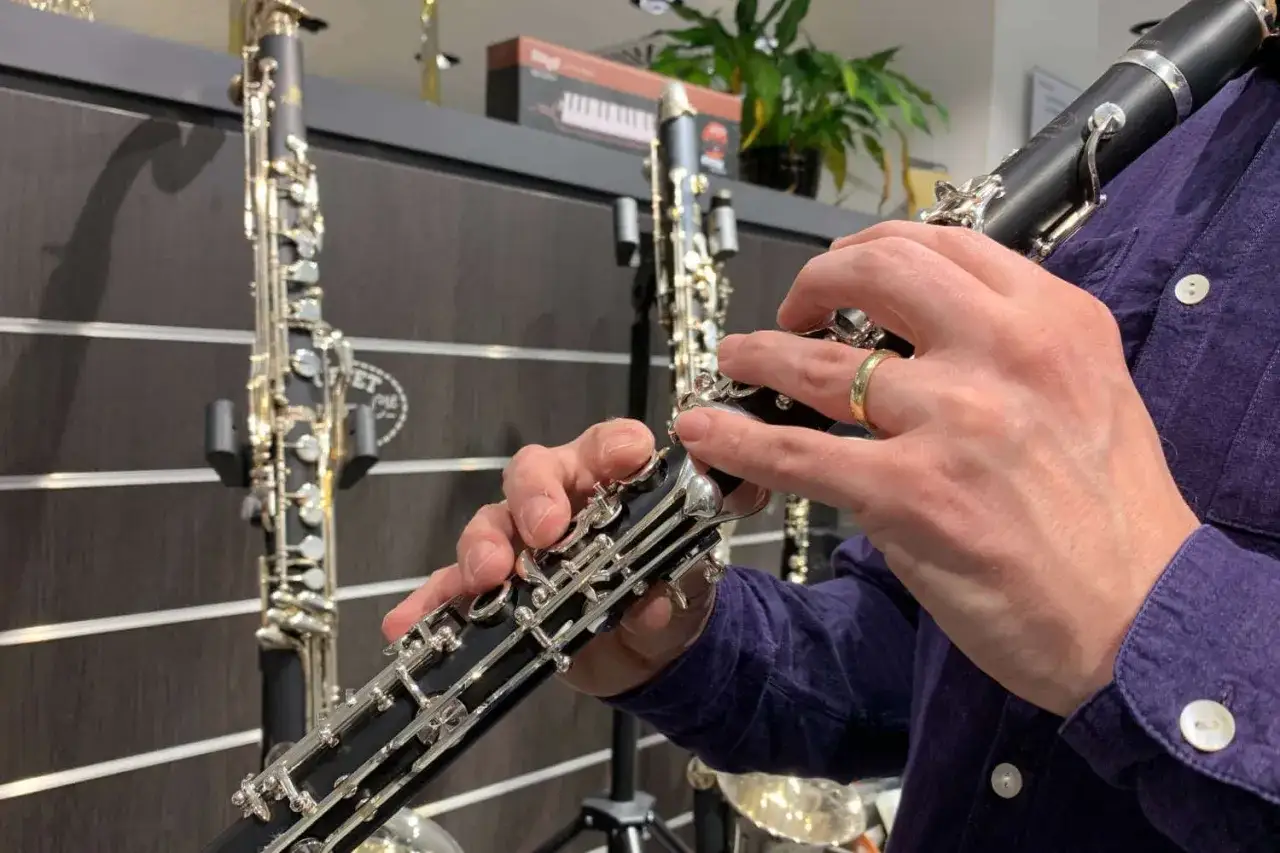 Des mains ajustent les cl&eacute;s d'une clarinette, un instrument id&eacute;al pour apprendre &agrave; jouer de la musique.