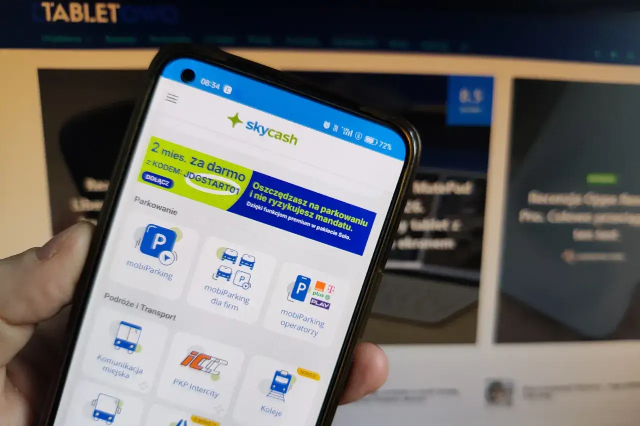 Smartfon z aplikacją Skycash, oferującą m.in. easypark, czyli płatności za parking.