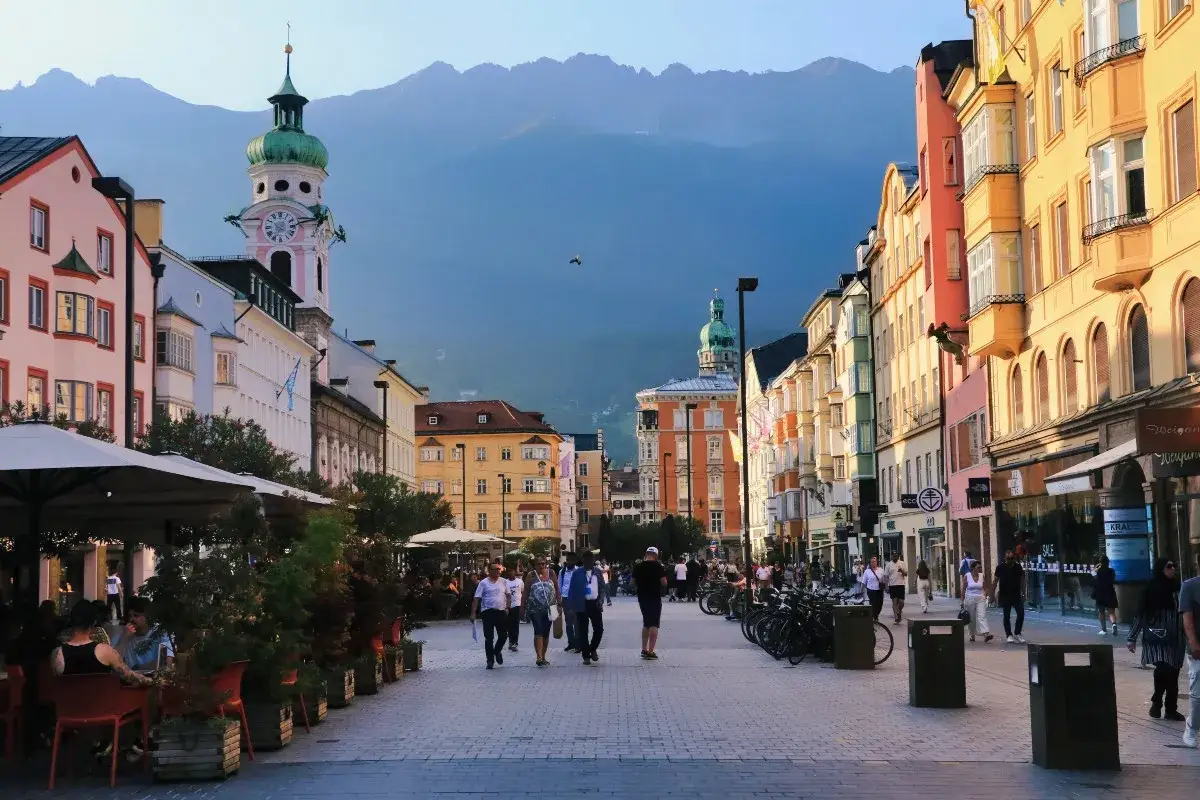 Spacerem po Innsbrucku, gdzie kolorowe kamienice i g&oacute;ry tworzą malowniczy widok. Idealne miejsce, by zobaczyć, co Innsbruck ma do zaoferowania.