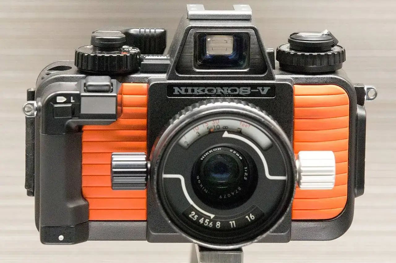 Nikonos V, en robust undervattenskamera med orange detaljer, redo f&ouml;r &auml;ventyr.