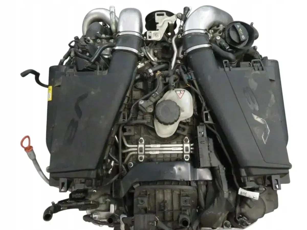 Silnik V8 z podwójnym turbodoładowaniem, serce potężnego Mercedes-Benz GL Class, gotowy do pracy.
