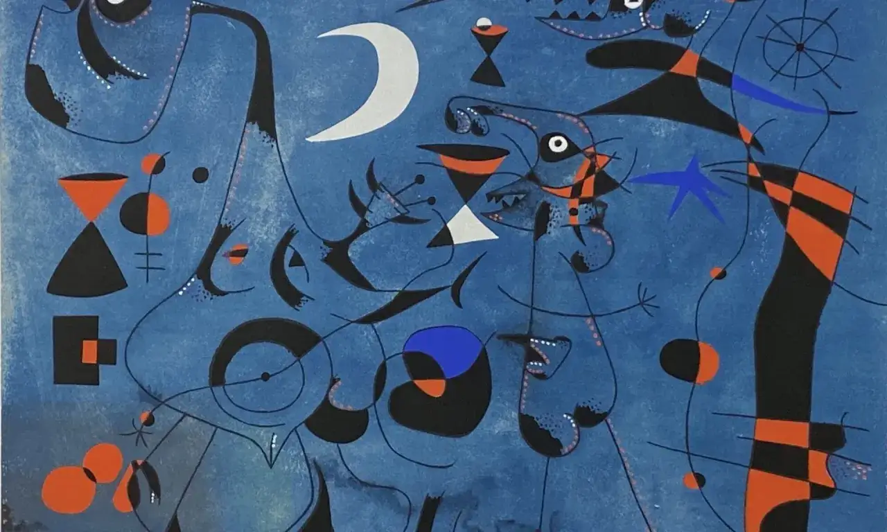 Un ciel bleu profond accueille des créatures fantasmagoriques, des formes géométriques et une lune argentée, typiques des œuvres surréalistes de Joan Miró.