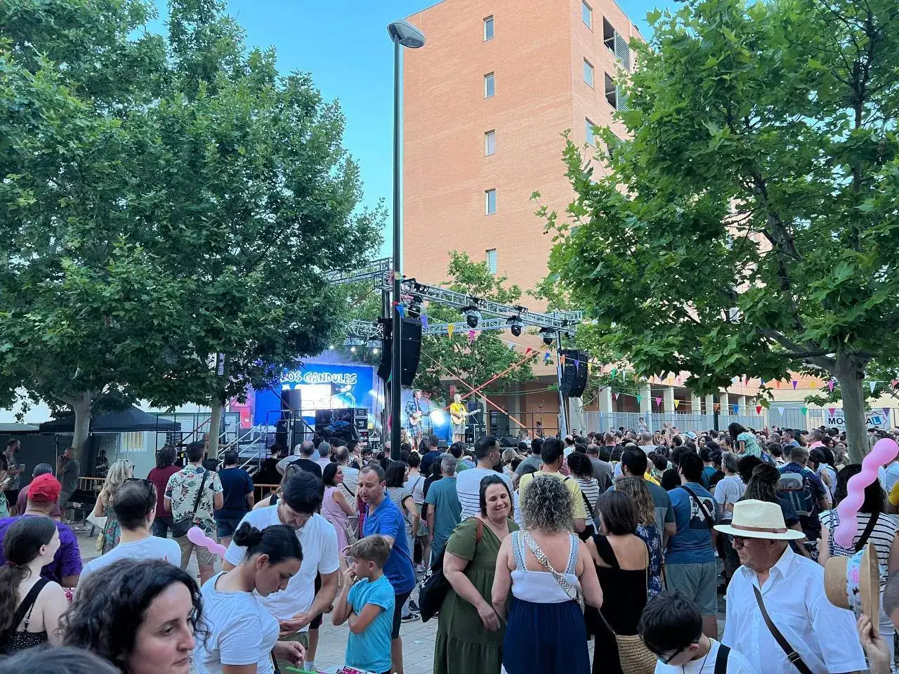 Multitud disfrutando de las fiestas rosales del canal, con un concierto en vivo de