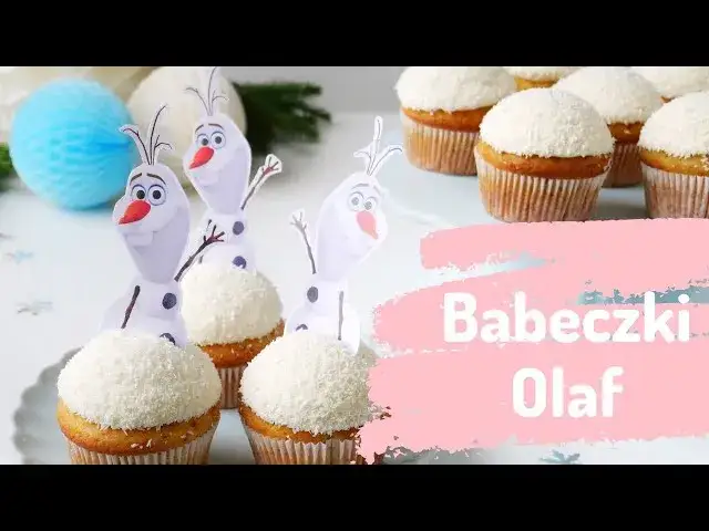 dzieci dekorujące babeczki na urodzinach