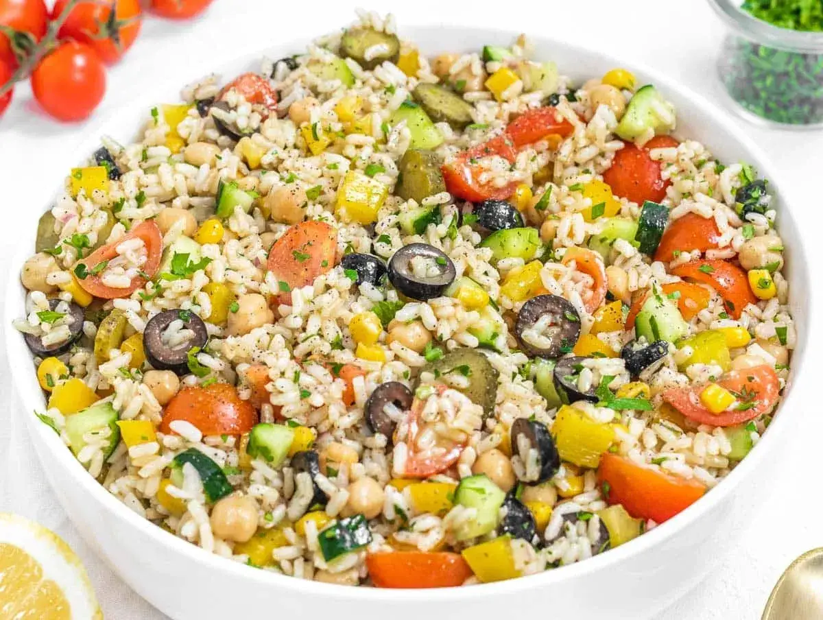 Bunter Reissalat mit Tomaten, Gurken, Kichererbsen und Oliven. Ein tolles Rezept für einen leichten Reissalat.
