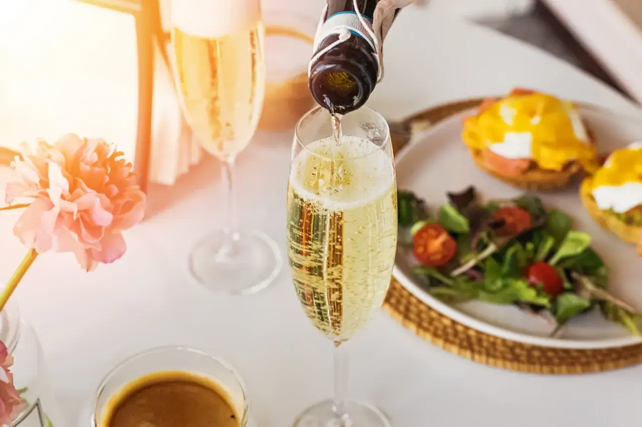 Elegancki brunch z prosecco. Zastanawiasz się, ile kalorii ma prosecco? Kieliszek musującego wina i jajka po benedyktyńsku.