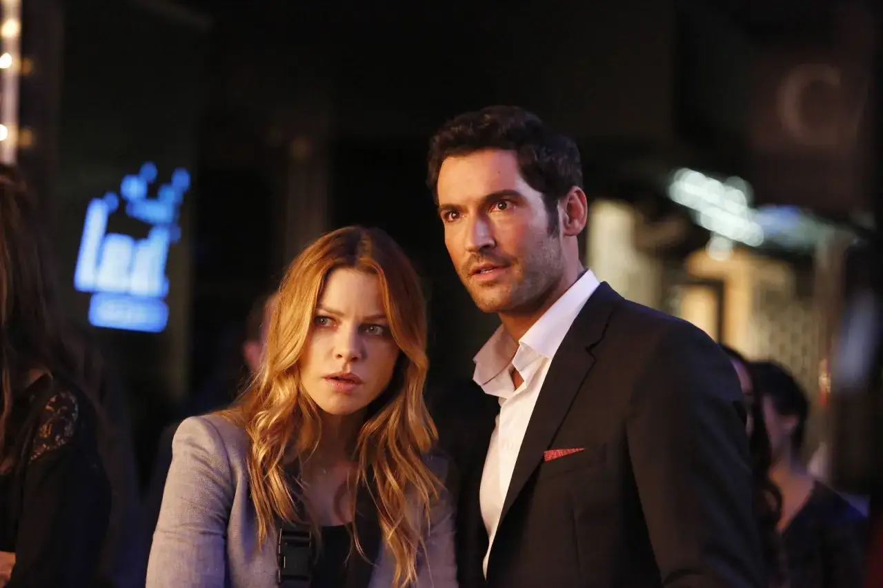 Lucifer et Chloé, perplexes, face à un mystère dans les épisodes de Lucifer.