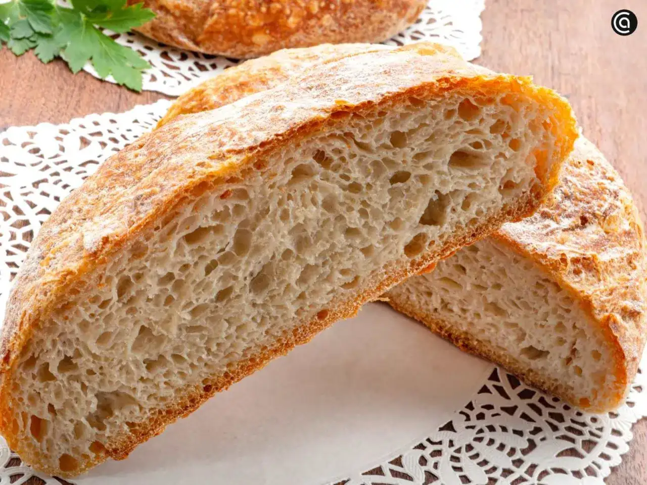 Pan de patata reci&eacute;n horneado, con corteza dorada y miga aireada, listo para disfrutar.
