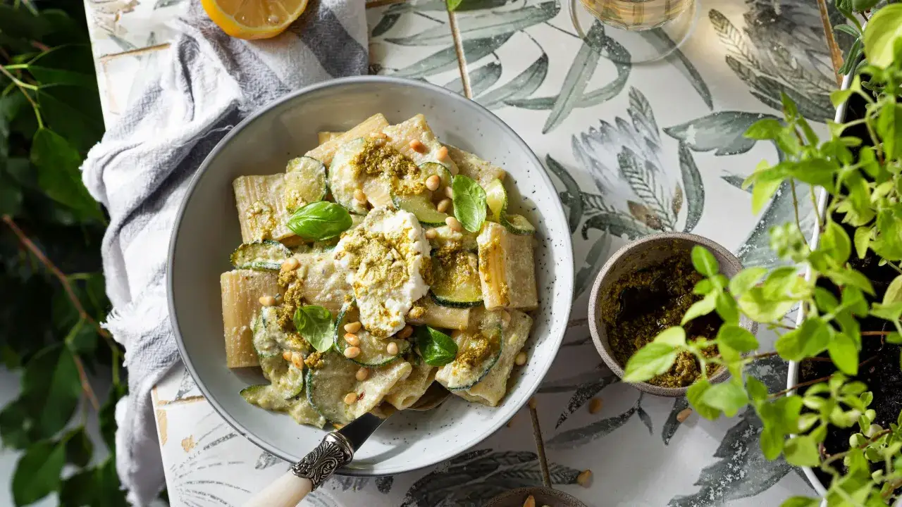 Rigatoni con zucchine, pesto e ricotta fresca, un'idea gustosa per le tue ricette con ricotta.