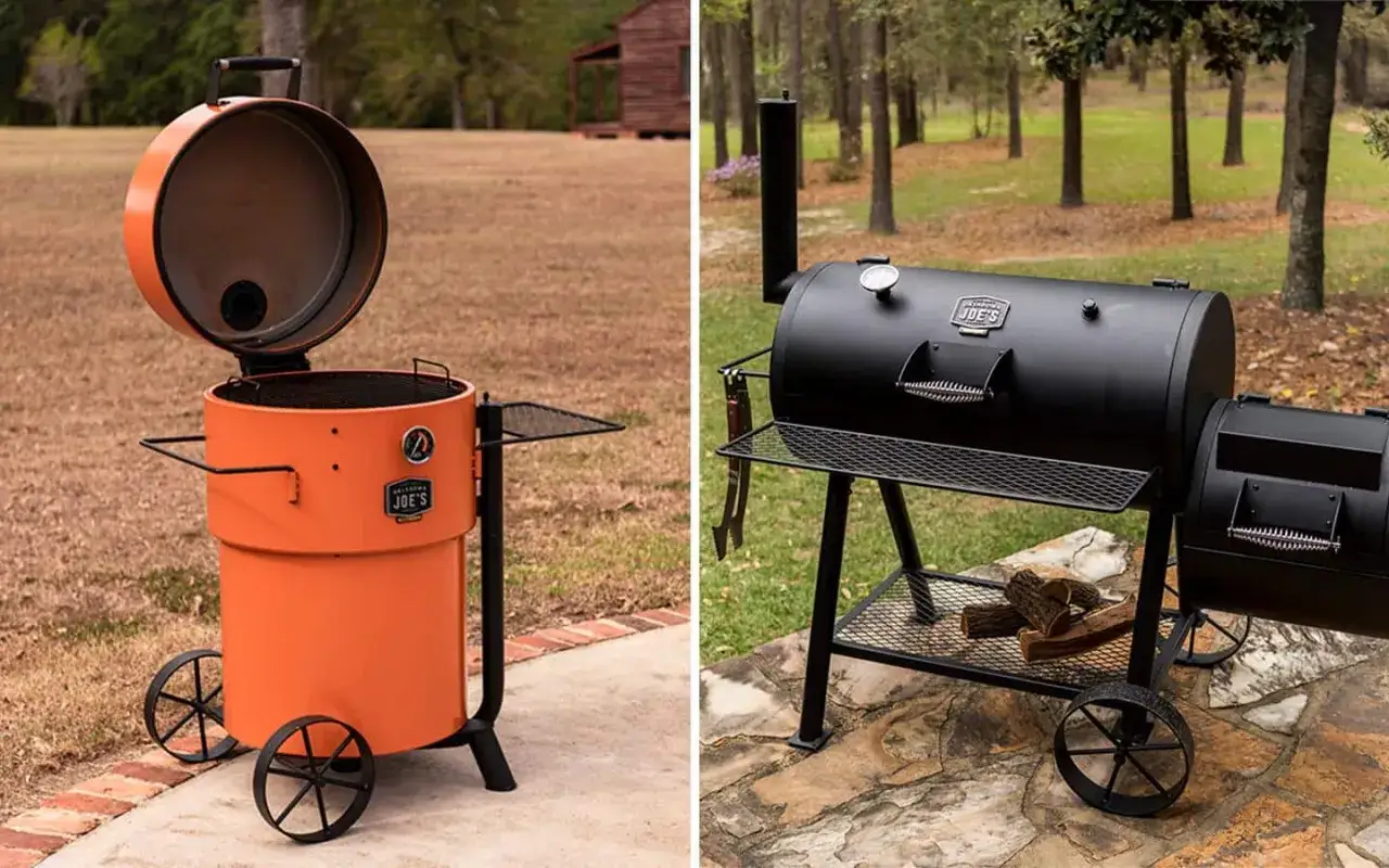 Zwei Grills: ein orangefarbener Smoker Grill mit offenem Deckel und ein schwarzer Smoker Grill mit seitlichem Rauchfang.