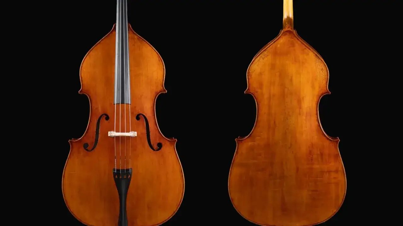 Zwei Ansichten eines Kontrabasses, eines tief klingenden bass musikinstrument.