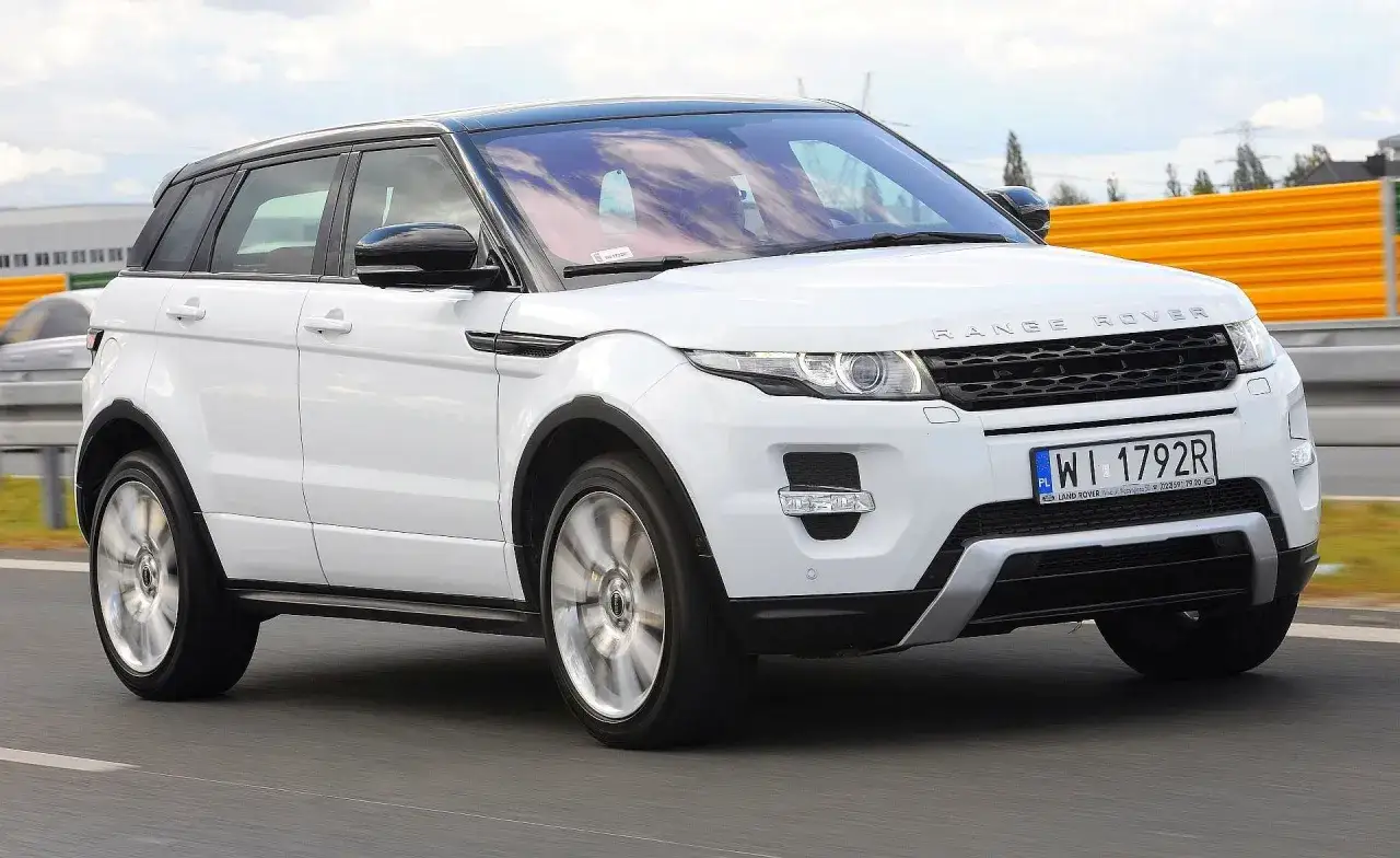 Biały Range Rover Evoque w ruchu. Czy to początek awarie i problemy, czy tylko dynamiczna jazda?