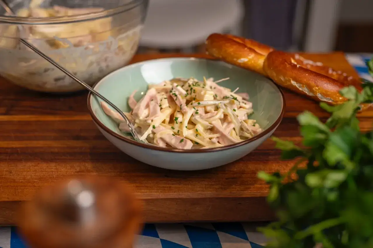 Ein köstlicher Wurstsalat, perfekt für ein schnelles Mittagessen. Dieses Wurstsalat Rezept ist einfach zuzubereiten und schmeckt fantastisch.