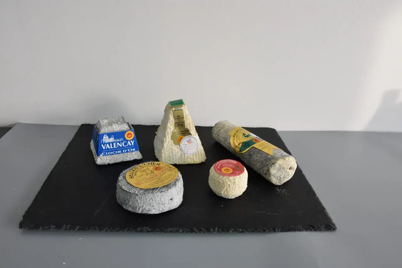 Une s&eacute;lection de fromages de ch&egrave;vre fran&ccedil;ais : Valencay, Pouligny Saint-Pierre, Selles-sur-Cher, Chavignol et Sainte-Maure de Touraine.