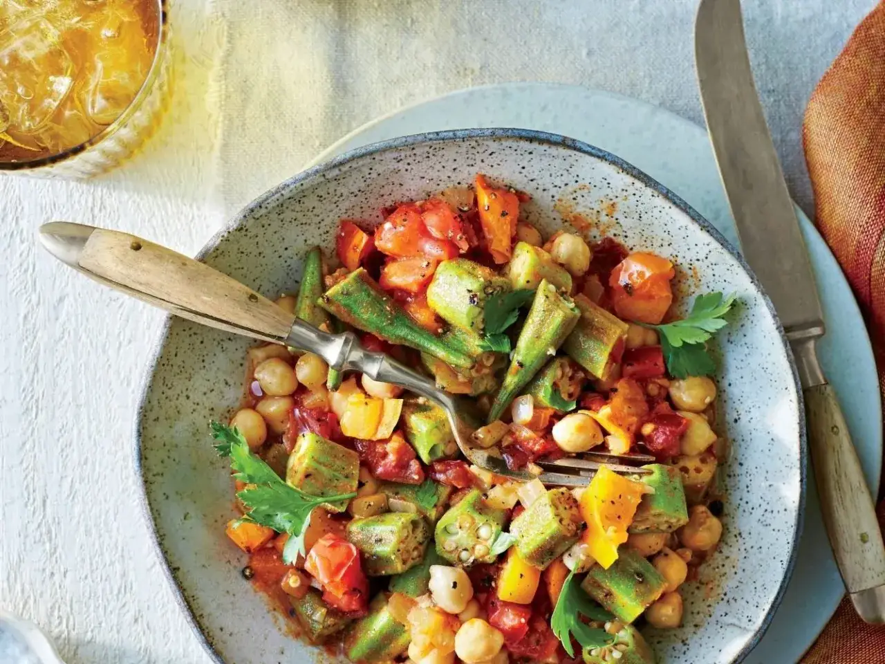 En skål med en mustig gryta med okra, kikärtor och tomater. Ett perfekt okra recept för en smakrik måltid.