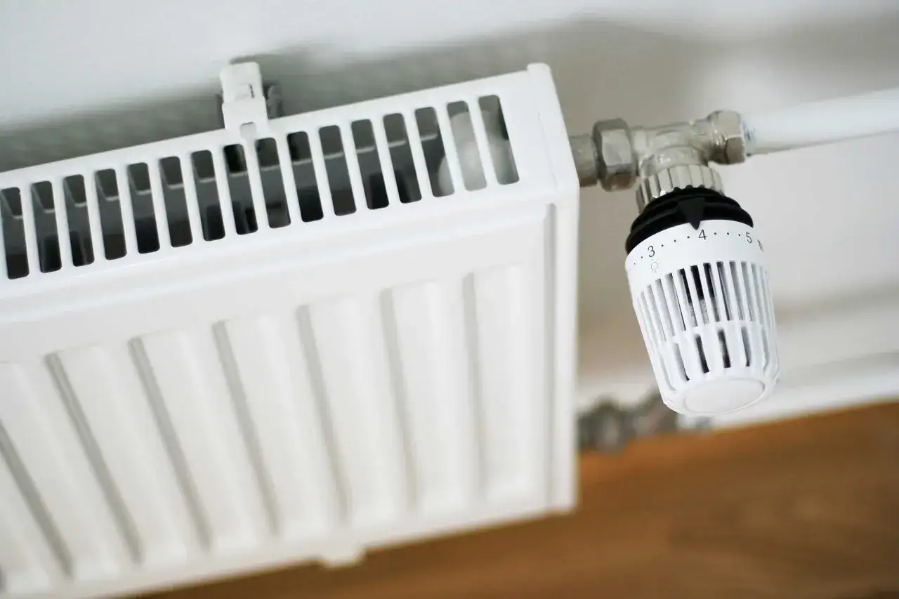 Radiateur blanc avec robinet thermostatique r&eacute;glable, id&eacute;al pour un prime renov radiateur.