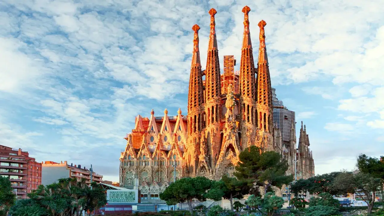 Zachwycająca Sagrada Familia w Barcelonie, w słońcu. Zastanawiasz się, ile kosztuje bilet do Sagrada Familia?