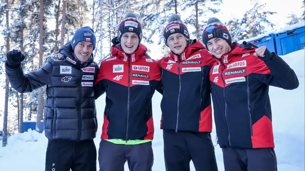 Polscy skoczkowie narciarscy w zimowych strojach, gotowi na skoki narciarskie 2026.