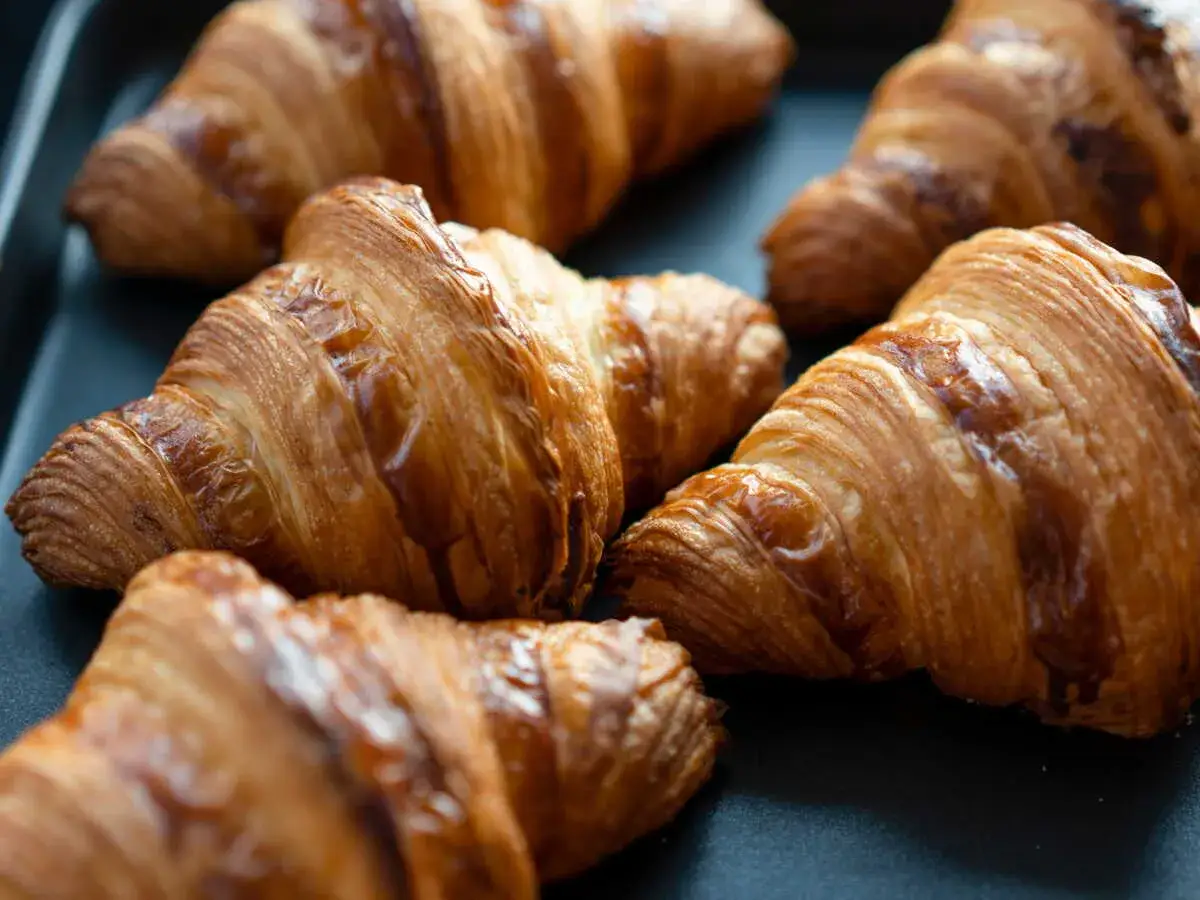 Croissants dor&eacute;s et feuillet&eacute;s, pr&ecirc;ts &agrave; &ecirc;tre d&eacute;gust&eacute;s. Une recette croissant parfaite pour le petit-d&eacute;jeuner.