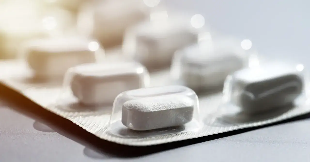 Białe tabletki w blistrze, jedna z nich wyraźna, to skudexa 75 mg + 25 mg.