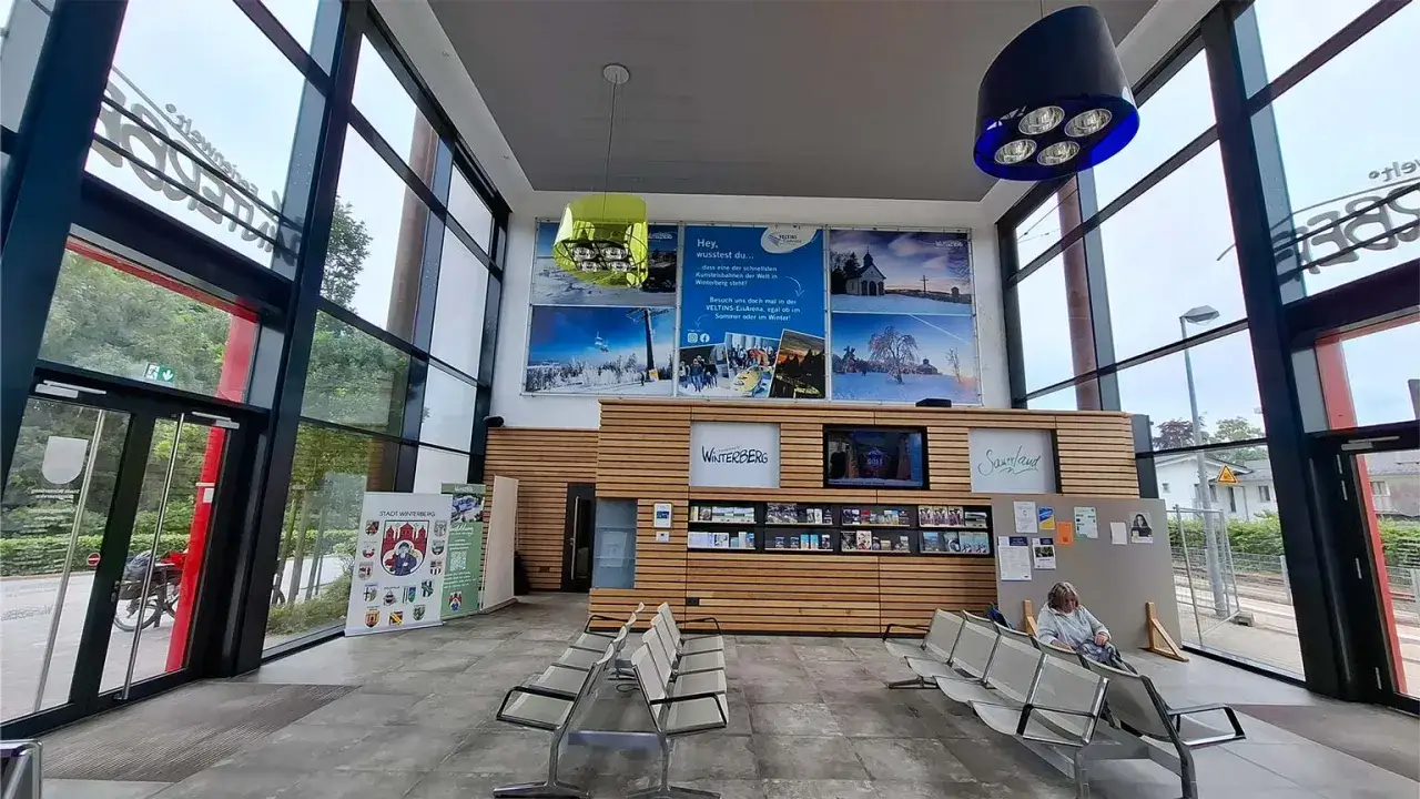 Wartebereich der Winterberg Bahn mit Werbeplakaten für die Veltins-EisArena.