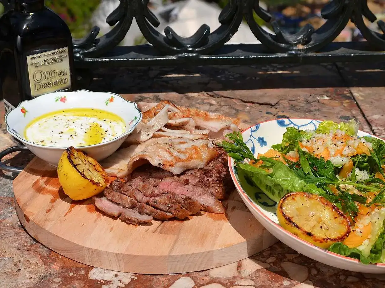 Grilla pluma med en fräsch sallad och en krämig dipp. Perfekt för en sommarmåltid utomhus.