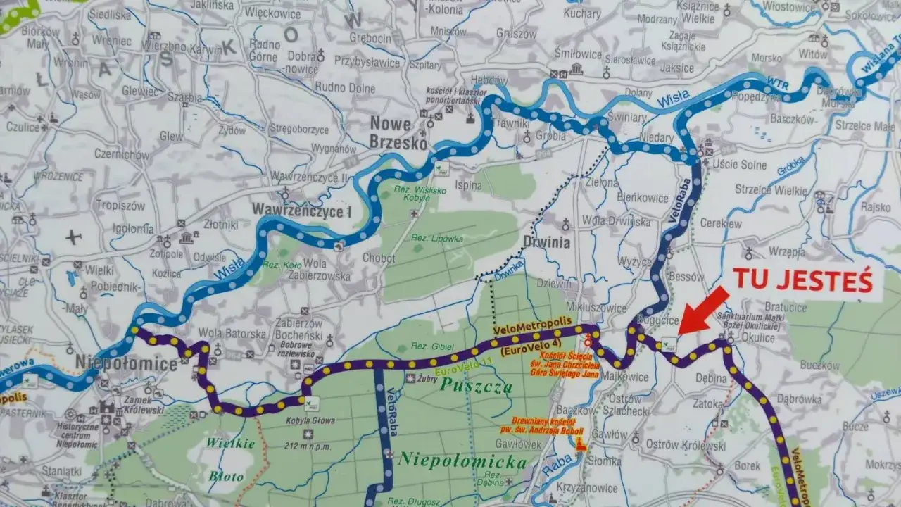 Mapa turystyczna z zaznaczoną trasą rowerową VeloMetropolis i czerwona strzałką wskazującą