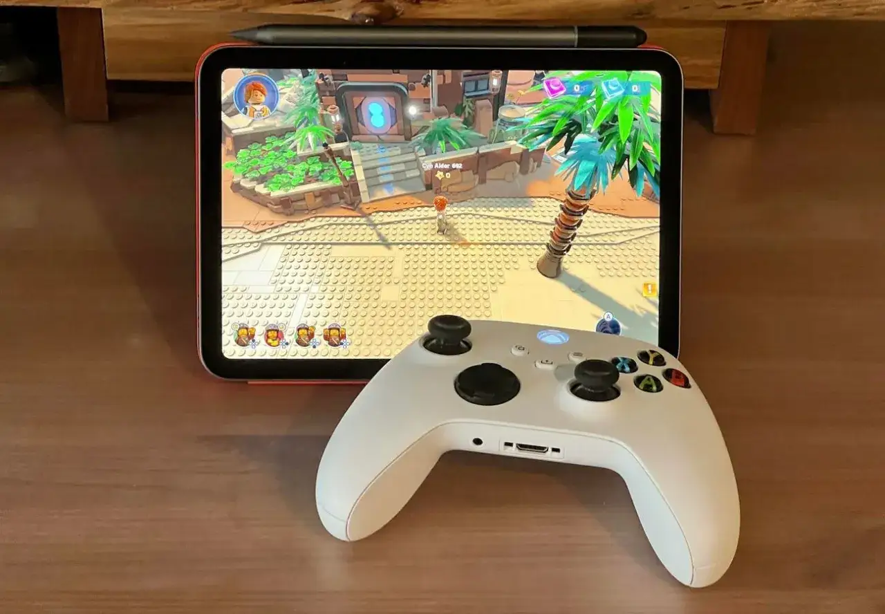 Gra na iPadzie z kontrolerem Xbox. Wirtualny świat z klocków Lego zaprasza do zabawy.