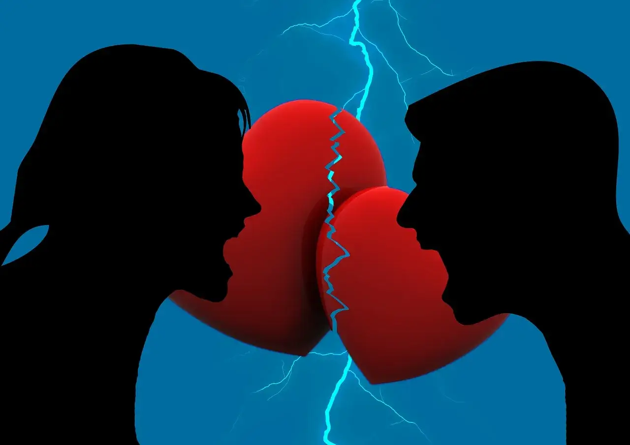 Silhouettes di coppie in conflitto, cuori spezzati e fulmini simboleggiano una personalità paranoide e una sessualità tormentata.